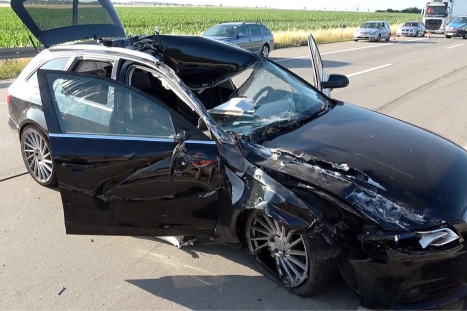 Der Audi-Fahrer hatte Glück: Ein Metallteil hatte sich in die Scheibe auf der Beifahrerseite gebohrt und ihn knapp verfehlt.