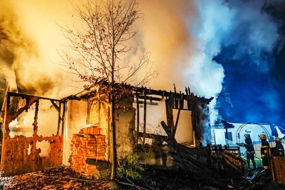 Der Holz-Anbau ist komplett niedergebrannt.