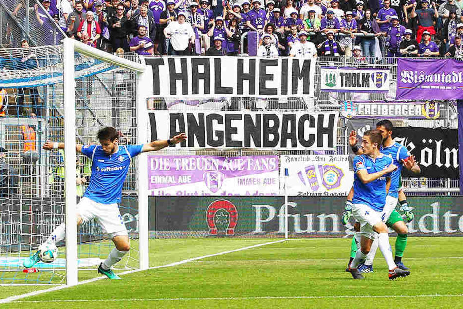 Der war drin! Deutlich hinter der Torlinie erwischt Darmstadts Romain Brégerie den Ball und schlägt diesen zurück ins Feld. Dennoch kein Treffer...