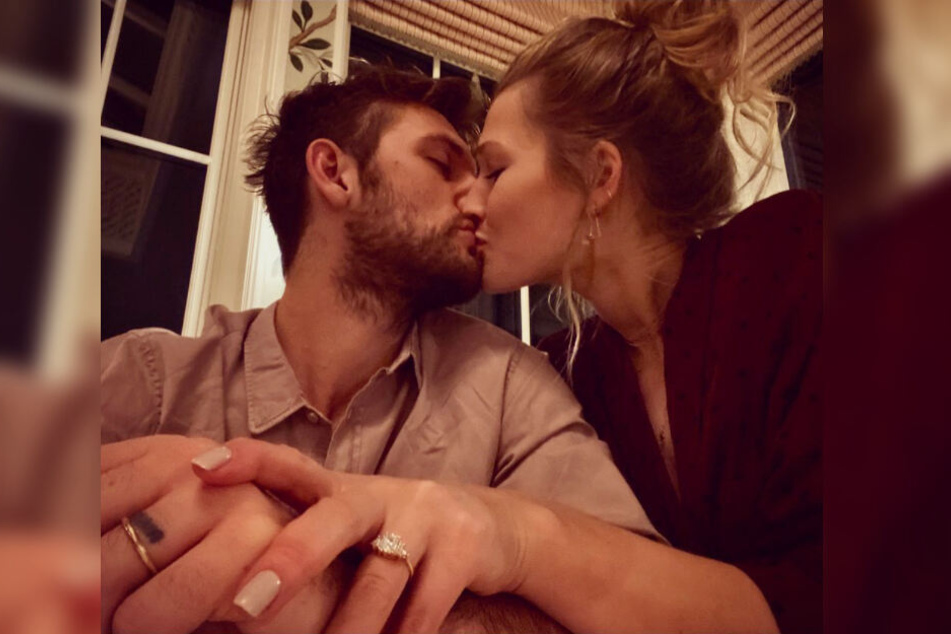 So süß machten Alexander Pettyfer (links) und Toni Garrn ihre Verlobung bekannt.