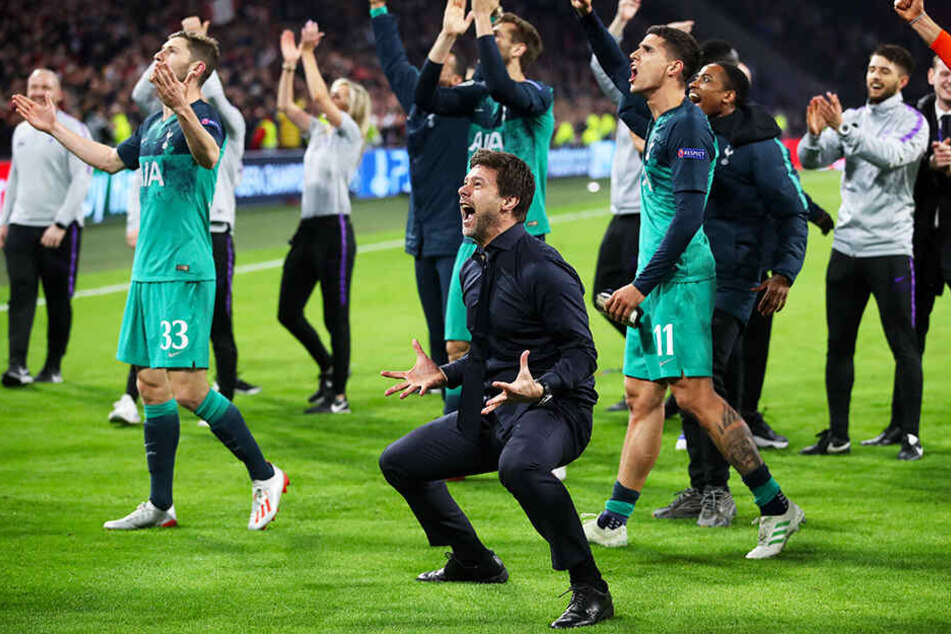 Tottenhams Trainer Mauricio Pochettino (vorne-rechts) konnte sein Glück kaum fassen.