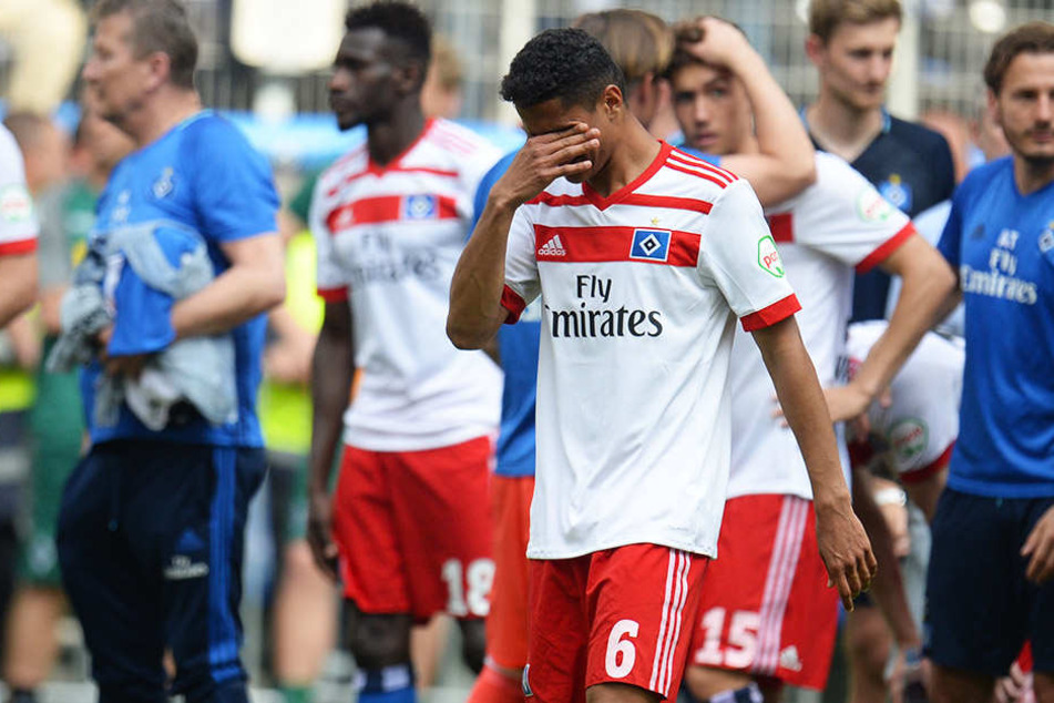 HSV-Spieler Douglas Santos konnte seine Tränen nach dem Abpfiff nicht mehr zurückhalten.