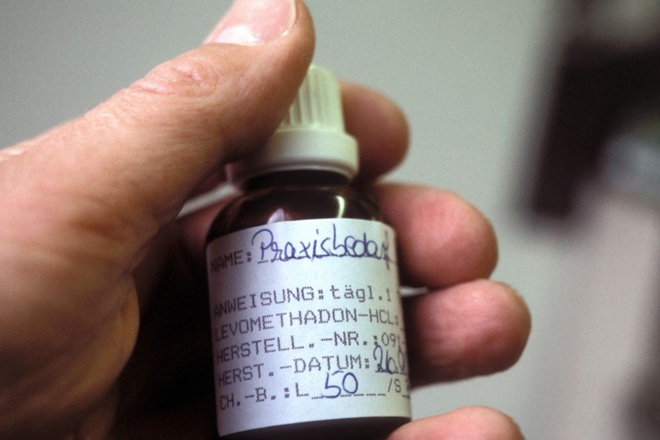 Ein vom Arzt verschiedenes Fläschchen mit Methadon-Tropfen.