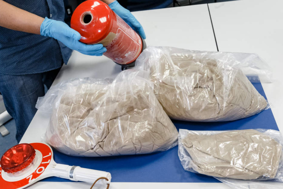 Die Schmuggler hatten das Heroin in Feuerlöschern versteckt.