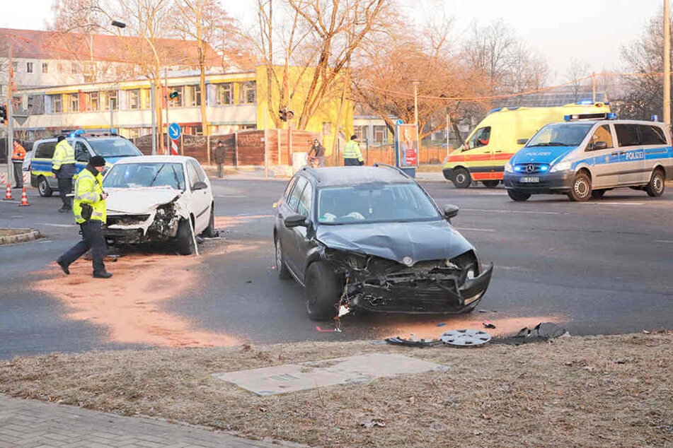 Es kommt aufgrund des Unfalls zu Verkehrsbehinderungen am Bernsbachplatz.