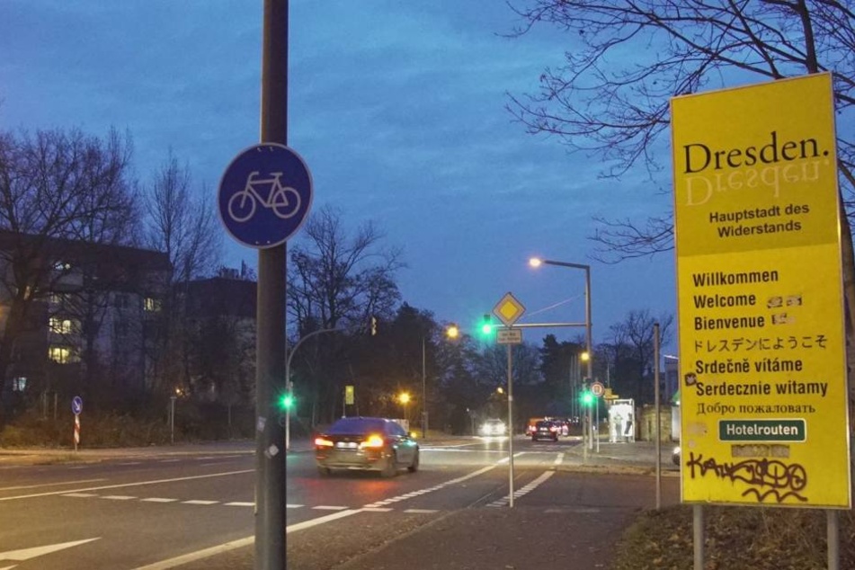 Das überklebte Schild am Wilden Mann. Unter dem "Dresden"-Logo steht "Hauptstadt des Widerstands".