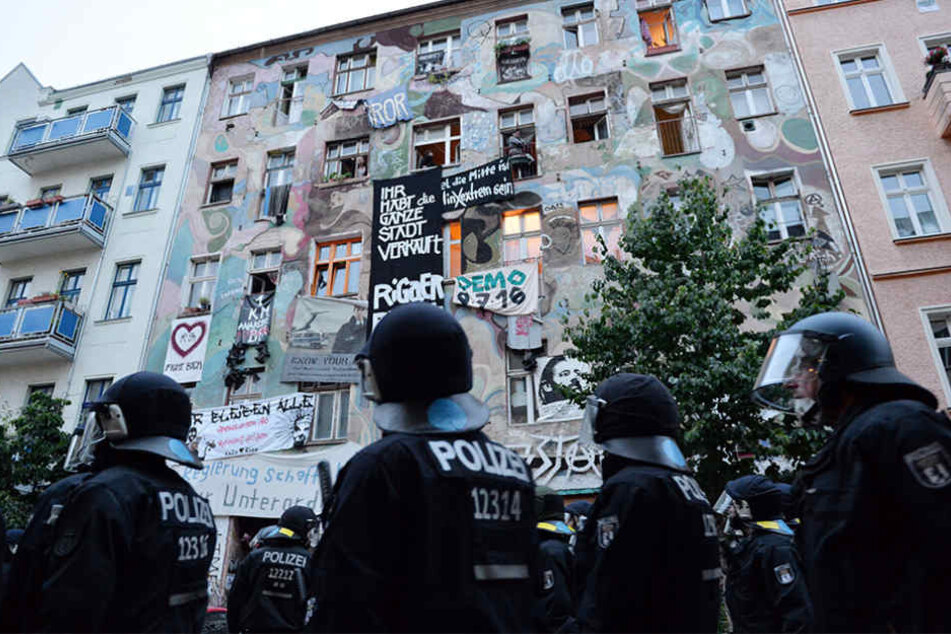 In der Rigaer Straße in Berlin kommt es immer wieder zu Ausschreitungen zwischen Linksautonomen und Polizei.