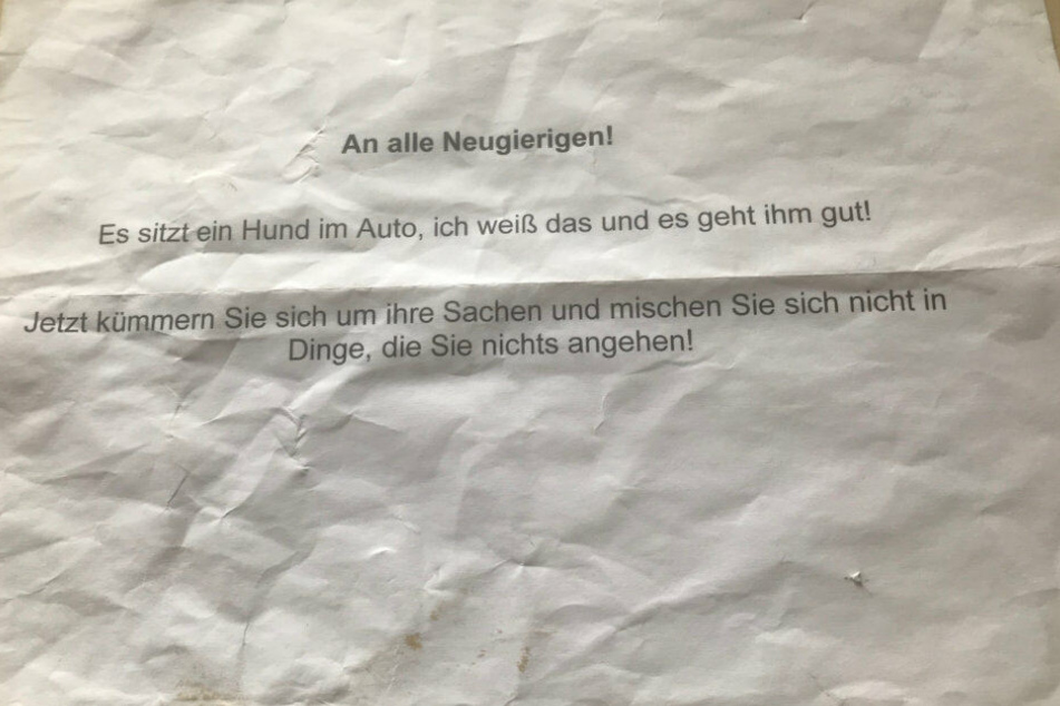 Diese Notiz hatte der Halter im Auto bei seinem Hund gelassen.