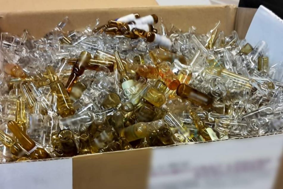 In dem weißen Karton befanden sich insgesamt über 1000 Ampullen mit medizinischen Flüssigkeiten.