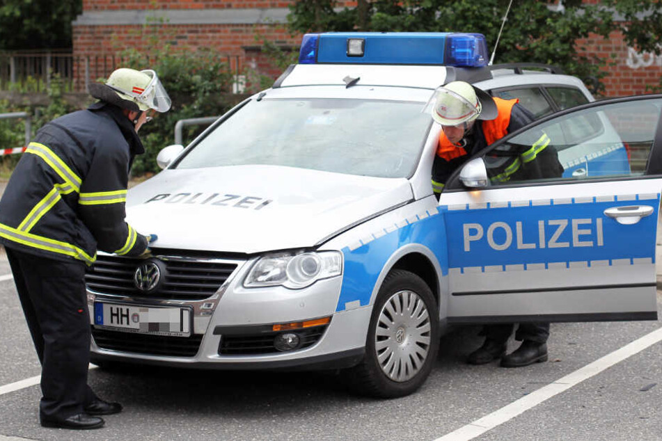 Ein Streifenwagen der Polizei hat einen Fußgänger in Hamburg erfasst. (Symbolbild)