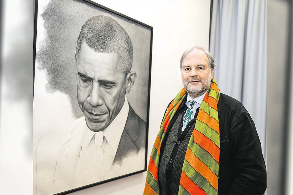Friedrich Meschede präsentiert die Zeichnung "Unfinished Obama".