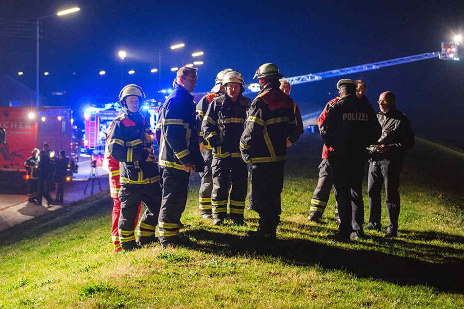Nach einem Bootsunfall auf der Elbe wird ein Mann weiterhin vermisst.