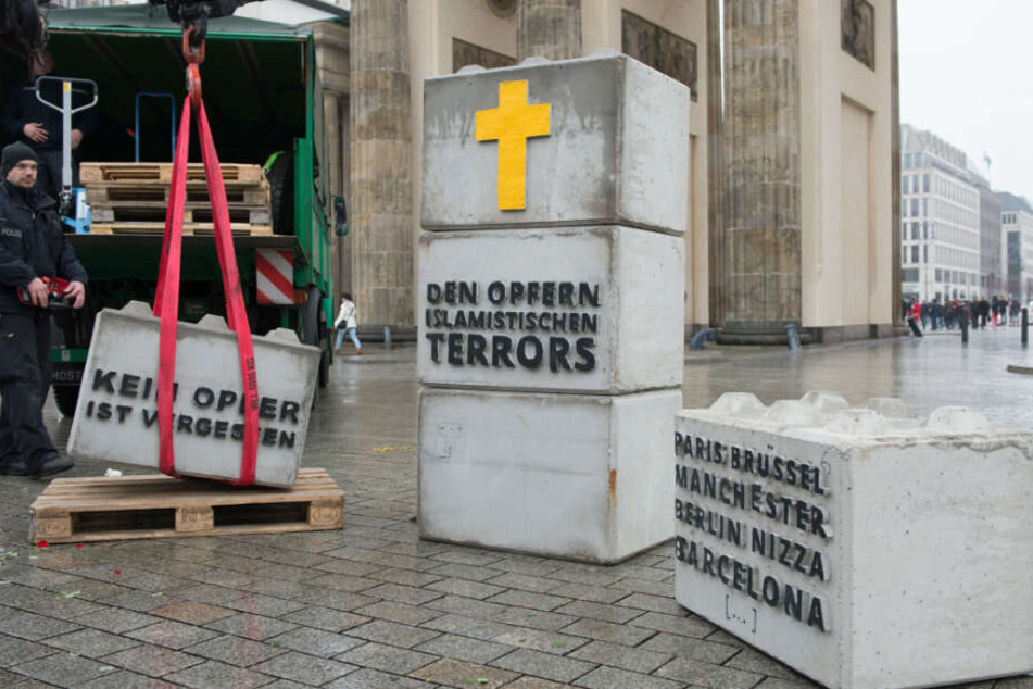Die Identitäre Bewegung sorgte zuletzt im Dezember 2017 vor dem Brandenburger Tor für Aufsehen. Auf Steinen forderten die Rechten auf, den "Opfern des islamistischen Terrors" zu gedenken.