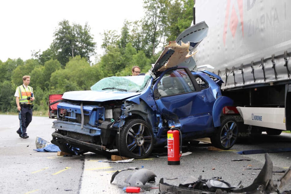 Ein Bild des völlig zerstörten Autos zeigt, welche enormen Kräfte bei dem Aufprall gewirkt haben müssen.