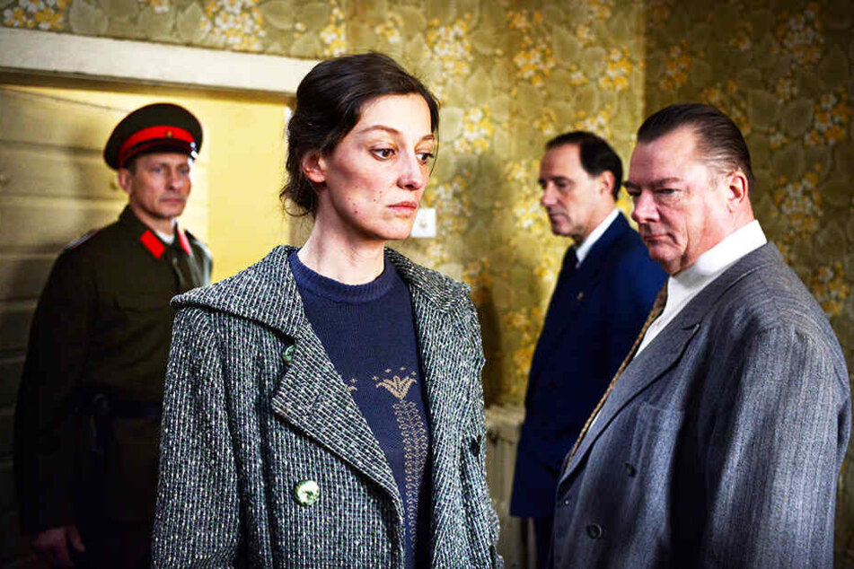 Antonia Berger (Alexandra Maria Lara) ist in einem Lügenkonstrukt gefangen und verplappert sich. Leo Silberstein (Zweiter von rechts, Stefan Kurt) und ihr Vernehmer (r., Peter Kurth) stellen sie zur Rede.