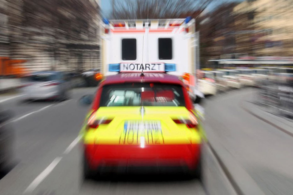 Bei einer Kollision verletzte ein VW-Fahrer einen 70-Jährigen schwer.