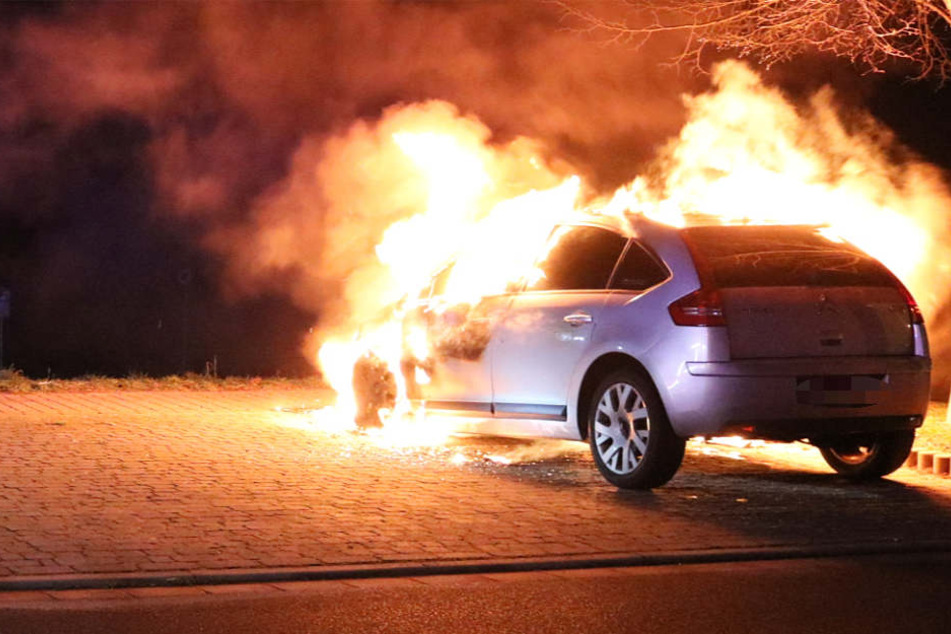 Der vordere Bereich des Wagens stand in Flammen.