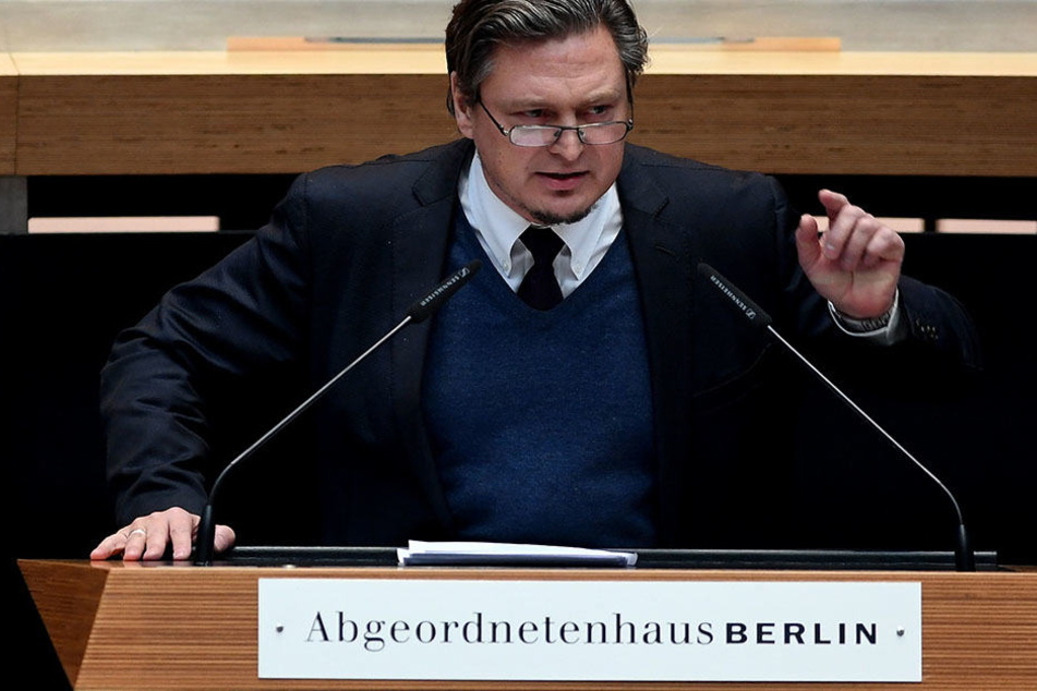 Der Abgeordnete Frank-Christian Hansel (AfD) spricht in Berlin bei der 18. Sitzung des Berliner Abgeordnetenhauses.