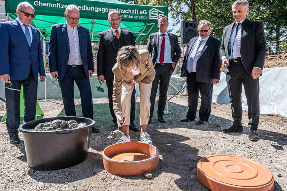 Gestern wurde der Grundstein für „Die tanzende Siedlung“ der Chemnitzer Siedlungsgemeinschaft auf dem Kaßberg gelegt. OB Barbara Ludwig (56, SPD) gab ihren "Segen" für den außergewöhnlichen Neubau.