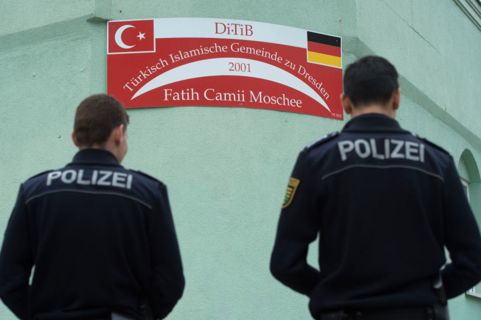 Polizisten bewachten nach dem Anschlag die Moschee.