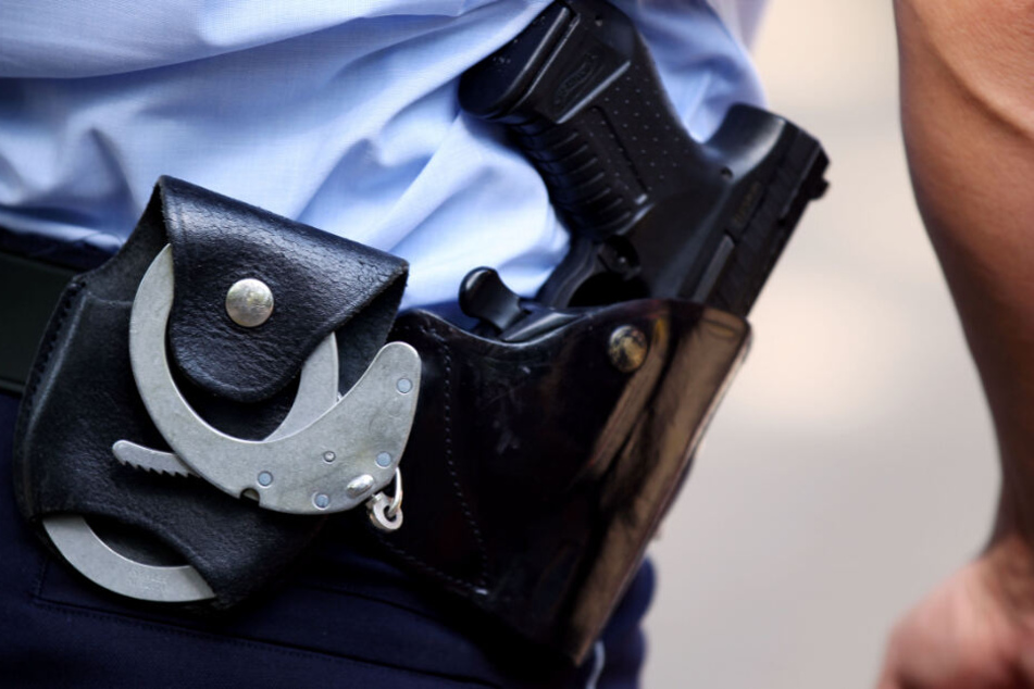 Der Polizist griff zu seiner Schusswaffe. (Symbolbild)