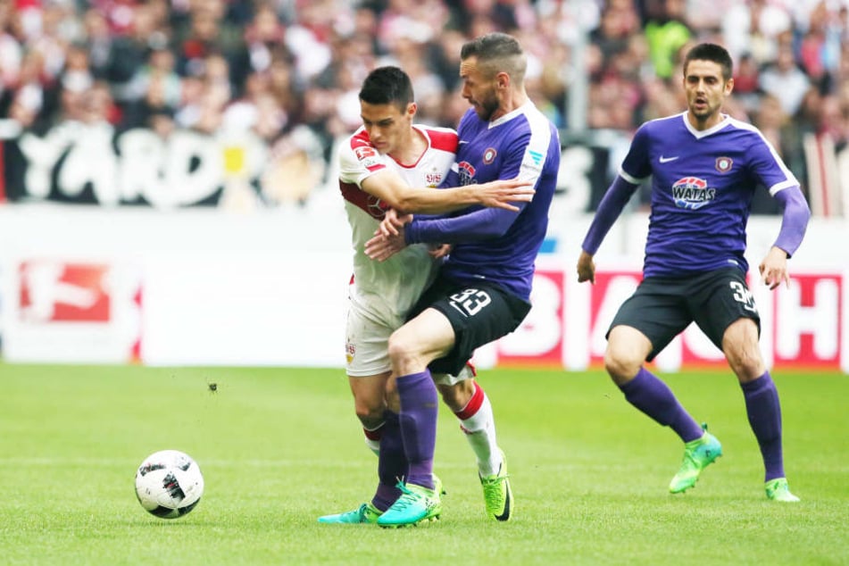 Harter Kampf um den Ball, hier zwischen Josip Brekalo (VfB) und Christian Tiffert (Aue). Dimitrij Nazarov wartet dahinter auf eine Chance.