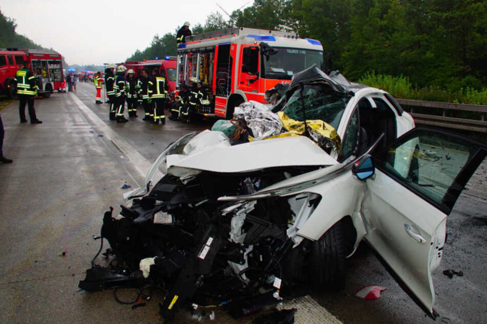 Eines der bei dem Unfall völlig demolierten Autos.