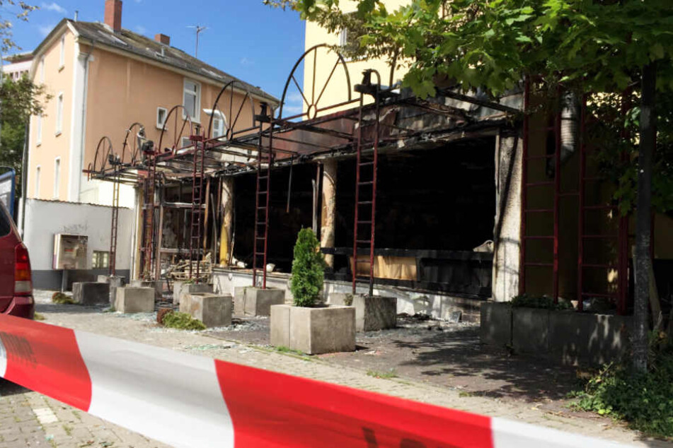 Das Feuer zerstörte das Gebäude komplett.