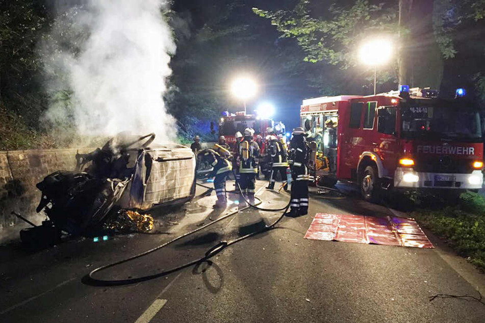 Das Auto ging nach dem Crash in Flammen auf.