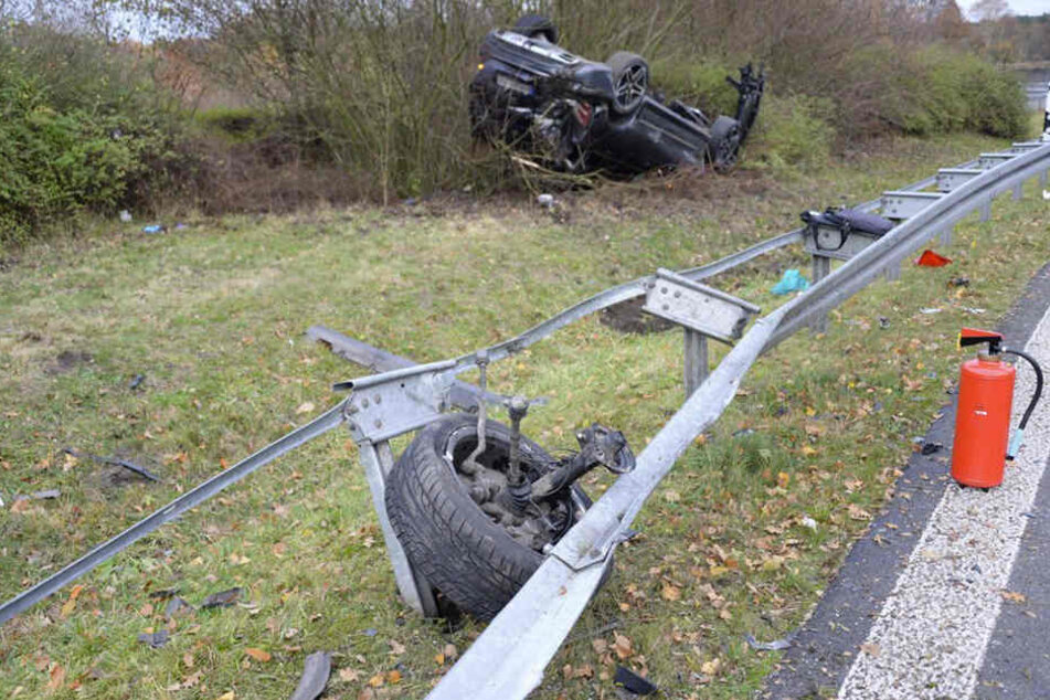 Der schwarze Mercedes SUV wurde bei dem Unfall komplett zerstört.