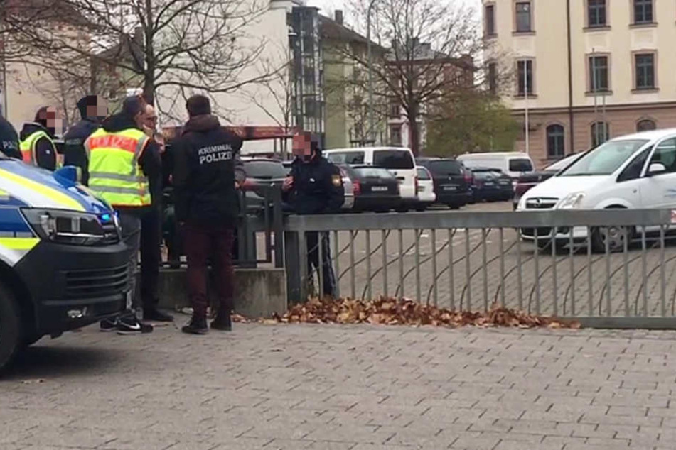 Auch dieses Foto zeigt den Tatort in Würzburg. Darauf ist deutlich ein Parkplatz zu erkennen.