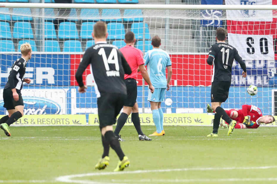 Tor für Magdeburg, Treffer zum 1:3 durch Torschütze Julius Düker (li. Magdeburg).