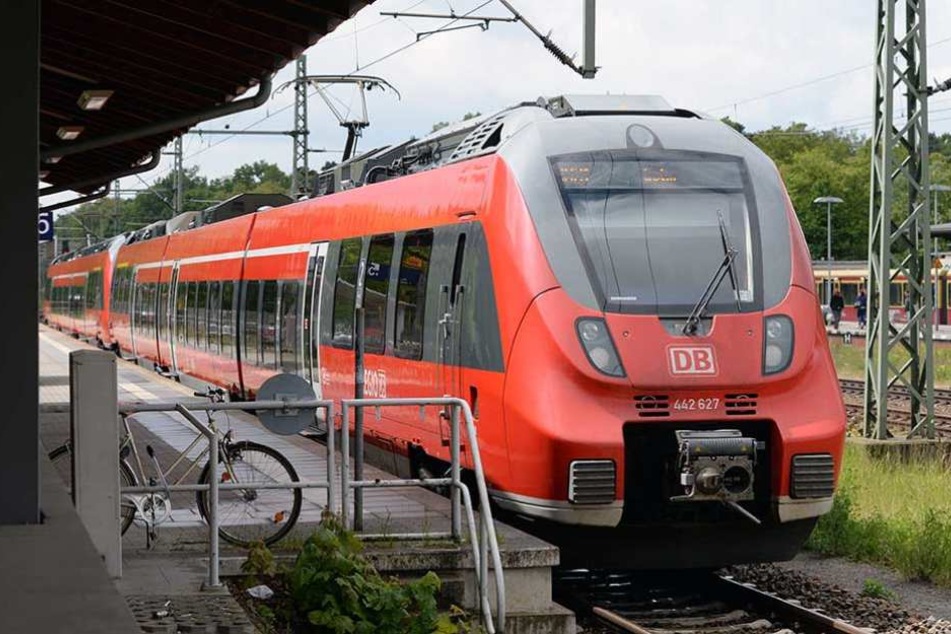 Eine Regionalbahn ist auf ein auf den Gleisen liegendes Metallteil gefahren (Symbolbild).