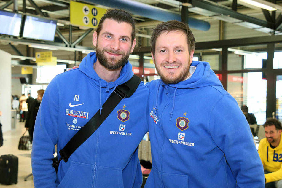 Co-Trainer Robin Lenk und Hannes Drews gut gelaunt vor dem Abflug ins Trainingslager.