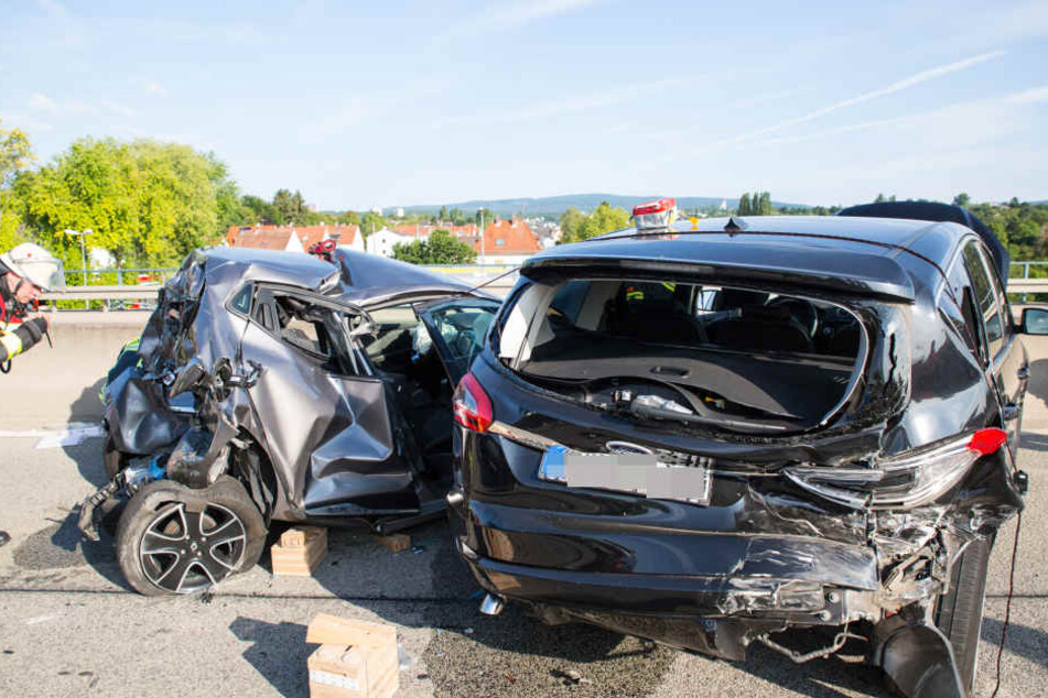 Mehrere Pkw sowie ein Lkw waren an dem Unfall beteiligt.