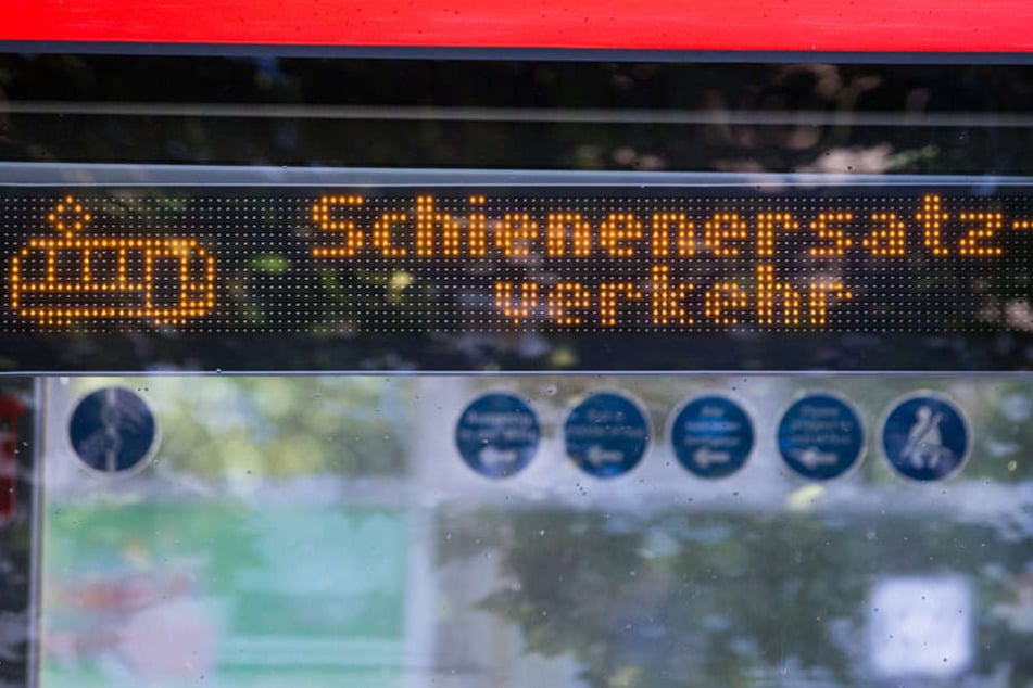 Bahnreisende die im Nordosten der Republik unterwegs sind, müssen zum Teil mit dem Bus Vorlieb nehmen. (Symbolbild)