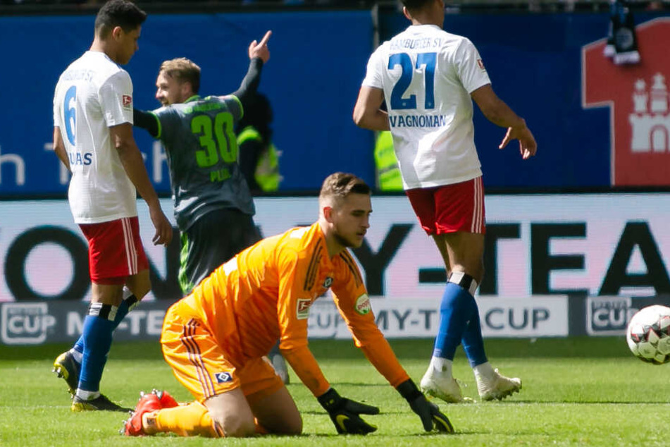 Torhüter Julian Pollersbeck kniete nach dem 0:2 auf dem Boden.