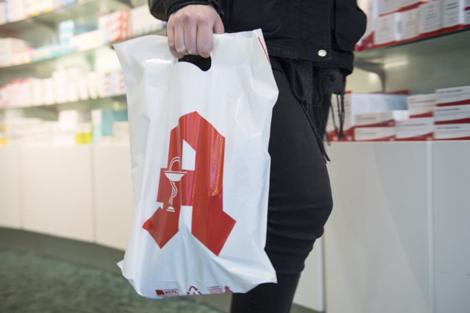 Je nach Ausgang des Prozesses gehen Apotheken-Kunden wohl bald ausschließlich mit ihren Medikamenten in der Tragetasche nach Hause (Symbolbild).