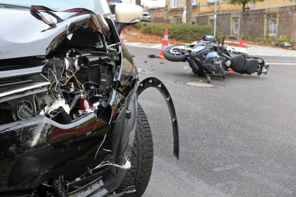 Ein Renault-Fahrer übersah offenbar einen Motorradfahrer und krachte mit diesem zusammen.