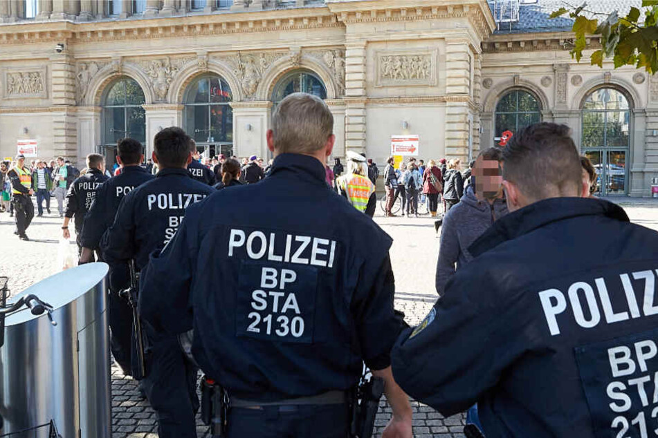 Zahlreiche Einsatzkräfte der Polizei Mainz sind vor Ort (Symbolbild).