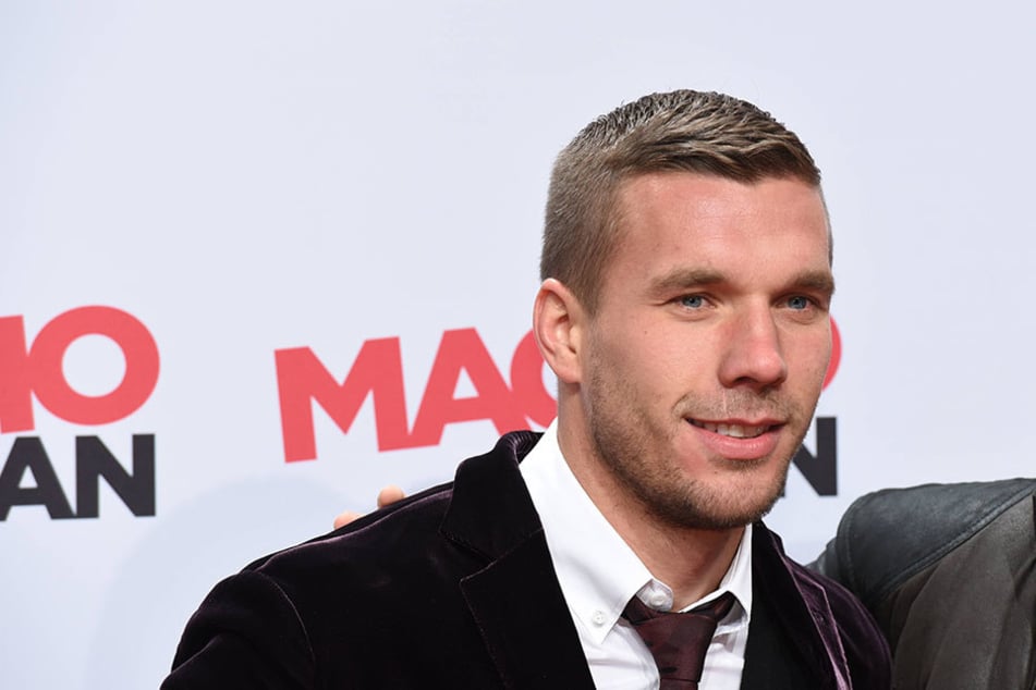 Lukas Podolski (31) mal nicht im Fußball-Trikot sondern im feinen Zwirn.