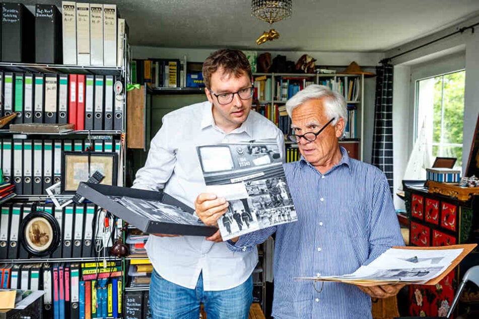 Ulrich Hässler (74) zeigt Reporter Hermann Tydecks (34)
seine ungewöhnlichen Aufnahmen Castros.