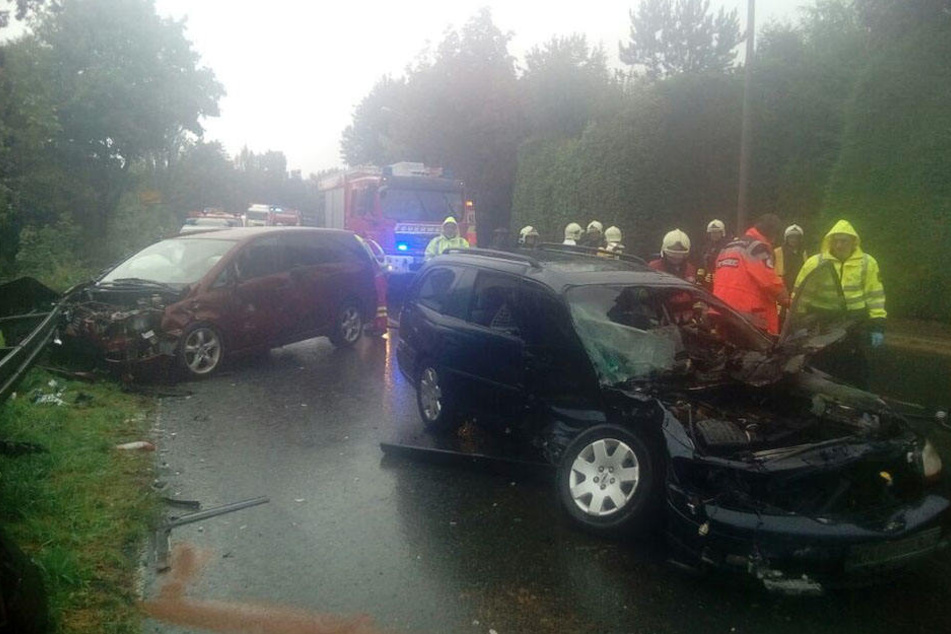 Ein Mitsubishi und ein Opel stießen frontal zusammen.