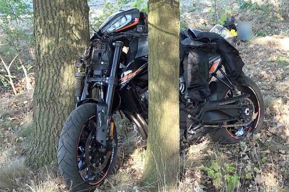 Die schwarze KTM lehnt nach dem Unfall an einem Baum. Der 35-jährige Fahrer wurde zunächst schwer verletzt in eine Klinik eingeliefert, starb dort wenig später.