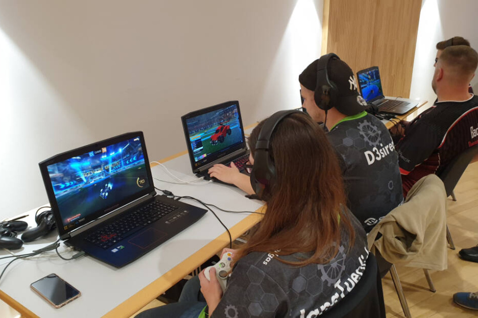 eSportler spielen vor der Veranstaltung das Spiel "Rocket League" auf dem PC.
