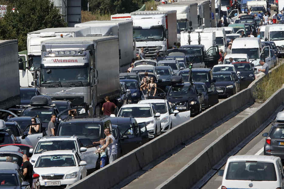 Die Autobahn musste in Richtung Frankfurt voll gesperrt werden. (Symbolbild)