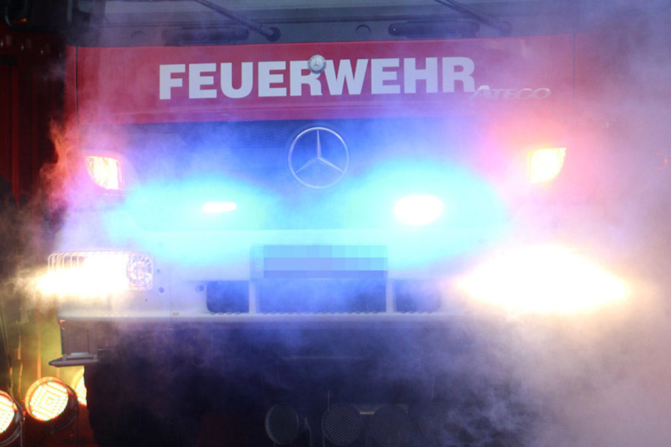 Die Feuerwehr konnte nicht mehr viel tun: Der Bus brannte vollständig aus. (Symbolbild)