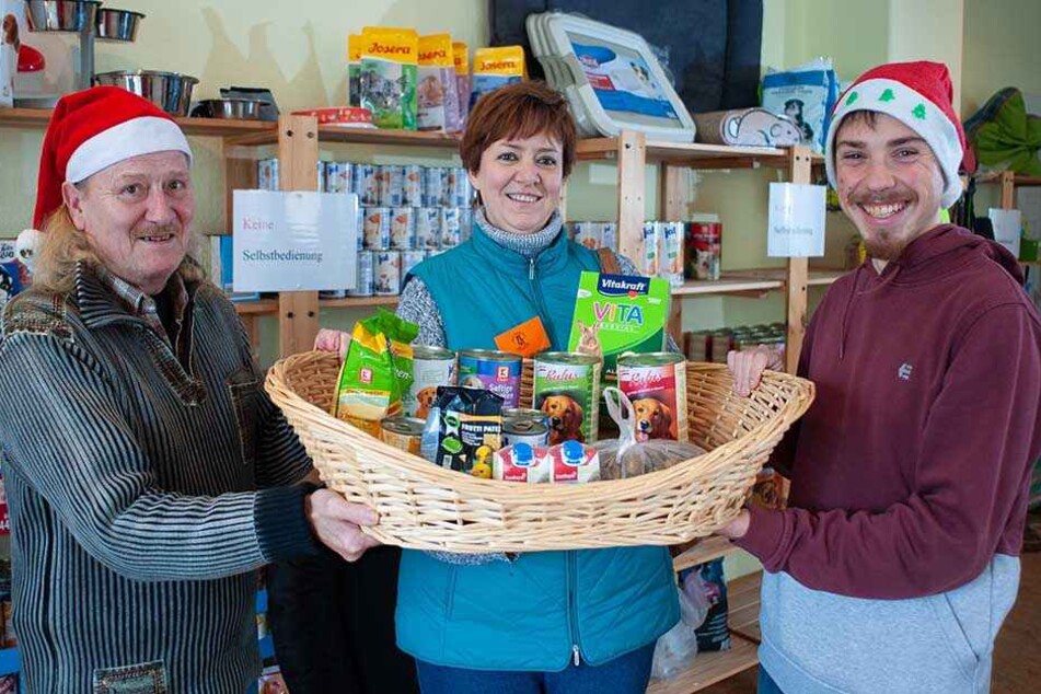 Die Tier-Tafel in Olbernhau: Gründer René Löschner (57, l.) mit Niklas Köhler (19) und Antje Ulbricht (43). Sie kommt regelmäßig zur Tier-Tafel.