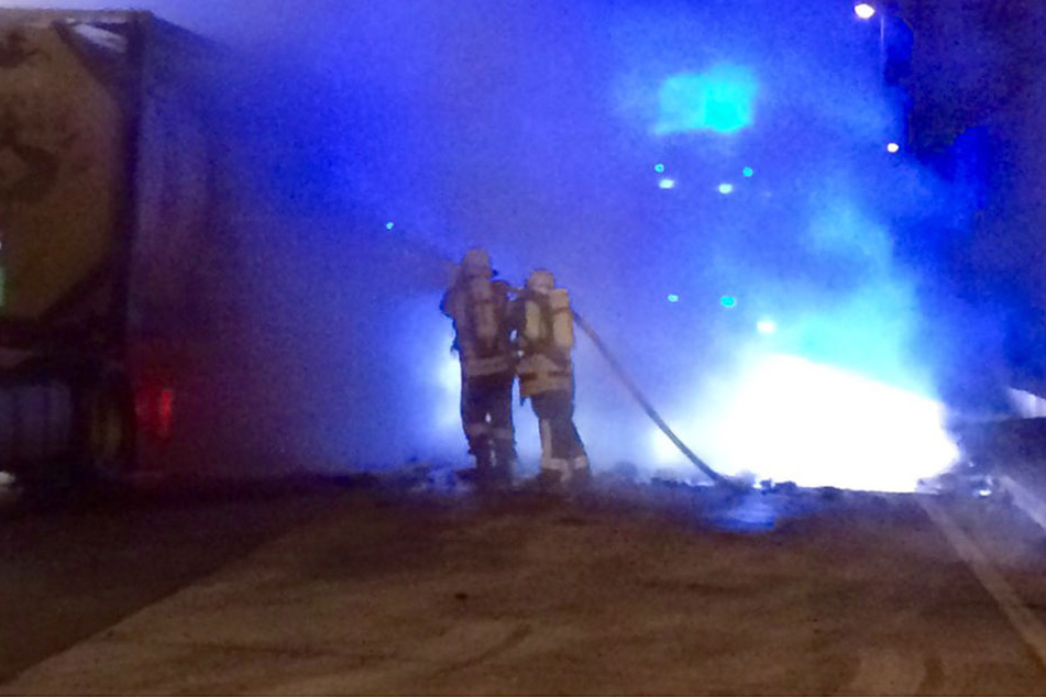 Die Feuerwehr musste die brennenden Reifen löschen. (Symbolbild)
