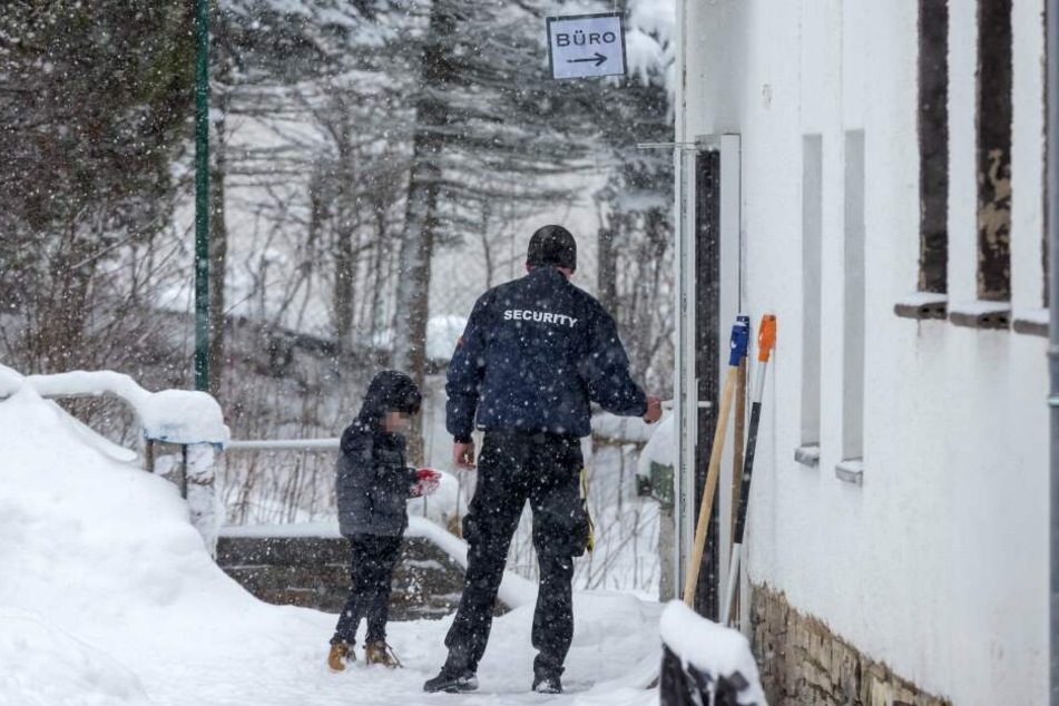 Ein Wachmann rief den Notarzt zum Asylbewerberheim in Walthersdorf.